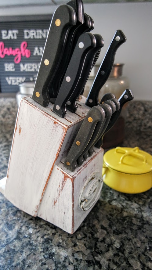 Distressed Knife Block With 8 Ornate Steak Knifes Included