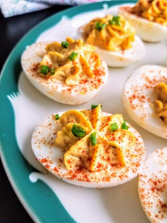 Whole30 Spicy Chipotle Deviled Eggs - My Thrifty House